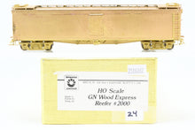 Load image into Gallery viewer, HO Brass Oriental Limited GN - Great Northern Wood Express Reefer No. 2000