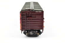 Load image into Gallery viewer, HO Brass Railway Classics MILW - Milwaukee Road 50' Passenger Express Boxcar Factory Painted 1948 Scheme #925