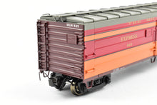 Load image into Gallery viewer, HO Brass Railway Classics MILW - Milwaukee Road 50' Passenger Express Boxcar Factory Painted 1948 Scheme #925
