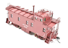 Load image into Gallery viewer, HO Brass CON DVP - Division Point AT&SF - Santa Fe Peaked Roof Caboose With Antenna FP