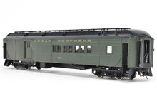 Load image into Gallery viewer, O Brass Oriental Limited GN - Great Northern H.W Combine/Caboose 557-586 CP #582