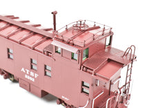 Load image into Gallery viewer, HO Brass CON DVP - Division Point AT&SF - Santa Fe Peaked Roof Caboose With Antenna FP