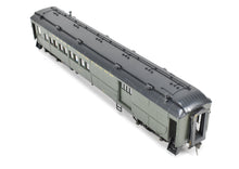 Load image into Gallery viewer, O Brass Oriental Limited GN - Great Northern H.W Combine/Caboose 557-586 CP #582