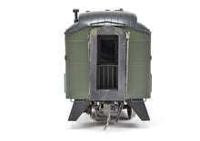 Load image into Gallery viewer, O Brass Oriental Limited GN - Great Northern H.W Combine/Caboose 557-586 CP #582