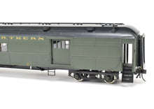 Load image into Gallery viewer, O Brass Oriental Limited GN - Great Northern H.W Combine/Caboose 557-586 CP #582