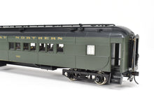 Load image into Gallery viewer, O Brass Oriental Limited GN - Great Northern H.W Combine/Caboose 557-586 CP #582