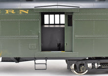Load image into Gallery viewer, O Brass Oriental Limited GN - Great Northern H.W Combine/Caboose 557-586 CP #582