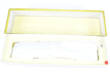 Load image into Gallery viewer, O Brass Oriental Limited GN - Great Northern H.W Combine/Caboose 557-586 CP #582