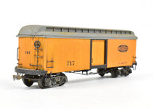 Load image into Gallery viewer, HO La Belle Woodworking ITS - Illinois Terminal System Freight/Baggage Trailer Built and Painted #717