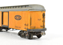 Load image into Gallery viewer, HO La Belle Woodworking ITS - Illinois Terminal System Freight/Baggage Trailer Built and Painted #717