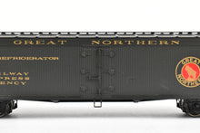 Load image into Gallery viewer, HO Brass Shoreham Shops GN - Great Northern 50 Foot Express Reefer FP #2033