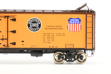 Load image into Gallery viewer, Gauge 1 - 1:32nd Scale Brass PSC - Precision Scale Co. PFE - Pacific Fruit Express 401' Wood Refrigerator R-30-12 Factory Painted No. 29925