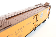 Load image into Gallery viewer, Gauge 1 - 1:32nd Scale Brass PSC - Precision Scale Co. PFE - Pacific Fruit Express 401' Wood Refrigerator R-30-12 Factory Painted No. 29925