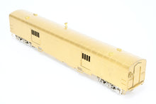 Load image into Gallery viewer, HO Brass Oriental Limited GN - Great Northern Streamlined "Empire Builder" 262 Baggage Skirted
