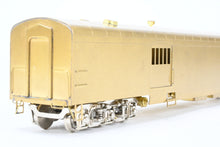 Load image into Gallery viewer, HO Brass Oriental Limited GN - Great Northern Streamlined "Empire Builder" 262 Baggage Skirted