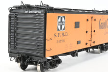 Load image into Gallery viewer, Gauge 1 - 1:32nd Scale Brass Row & Company ATSF - Santa Fe SFRD RR-27/33 Refrigerator Car, Factory Painted "Grand Canyon" No. 34796
