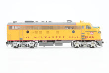 Load image into Gallery viewer, HO Athearn Genesis MILW - Milwaukee Road EMD FP7 Passenger FP No. 104-A