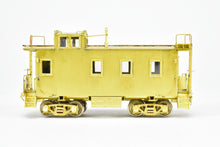 Load image into Gallery viewer, HO Brass Beaver Creek GN - Great Northern Wood Caboose X580/X683 Extended Window Caboose