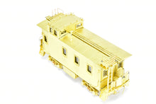 Load image into Gallery viewer, HO Brass Beaver Creek GN - Great Northern Wood Caboose X580/X683 Extended Window Caboose