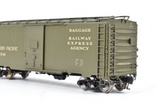 Load image into Gallery viewer, HO Brass Beaver Creek SP - Southern Pacific B-50-24 Express Boxcar No. 5749 FP