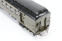 Load image into Gallery viewer, HO Brass Oriental Limited GN - Great Northern HW 60 Foot RPO #25-36 Custom Painted NP - Northern Pacific 95