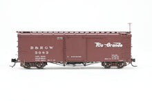 Load image into Gallery viewer, HOn3 Blackstone Models D&RGW - Denver & Rio Grande Western 30’ Economy Door Box Car Flying Grande Herald No. 3083