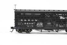 Load image into Gallery viewer, HOn3 Blackstone Models D&RGW - Denver & Rio Grande Western 5500 Series 30' Double Deck Stock Car Flying Grande Herald No. 5609