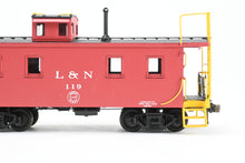 Load image into Gallery viewer, HO Brass DVP - Division Point L&N - Louisville & Nashville 32' Wood Caboose "Little Woody" FP No. 119