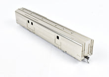 Load image into Gallery viewer, HO Brass Oriental Limited WP/D&RGW/CB&Q California Zephyr Baggage "Silver Bear"