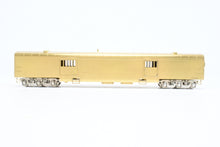 Load image into Gallery viewer, HO Brass Oriental Limited GN - Great Northern Streamlined "Empire Builder" 262 Baggage Skirted