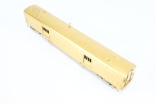 Load image into Gallery viewer, HO Brass Oriental Limited GN - Great Northern Streamlined "Empire Builder" 262 Baggage Skirted