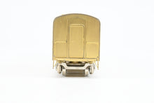 Load image into Gallery viewer, HO Brass Oriental Limited GN - Great Northern Streamlined "Empire Builder" 262 Baggage Skirted