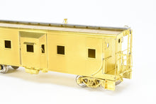 Load image into Gallery viewer, HO Brass CON OMI - Overland Models, Inc. SOU - Southern Railway Steel Bay Window Caboose W/Round Roof No. X2882 W/Vertical Brake