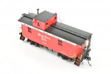 Load image into Gallery viewer, HO Brass DVP - Division Point NYC&St.L - Nickel Plate Road Offset Cupola 26' Wood Caboose, FP, "Speed Lettering" No. 147