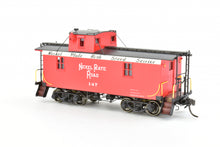 Load image into Gallery viewer, HO Brass DVP - Division Point NYC&St.L - Nickel Plate Road Offset Cupola 26' Wood Caboose, FP, "Speed Lettering" No. 147