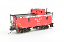 Load image into Gallery viewer, HO Brass DVP - Division Point NYC&St.L - Nickel Plate Road Offset Cupola 26' Wood Caboose, FP, "Speed Lettering" No. 147