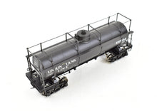 Load image into Gallery viewer, HO Brass W&R - W&R Enterprises UTLX - Union Tank Lines 6000 Gallon High Walkway Tank Car One Dome CP