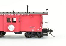 Load image into Gallery viewer, HO Brass DVP - Division Point - M&STL - Minneapolis & St Louis - Wood Bay Window Caboose