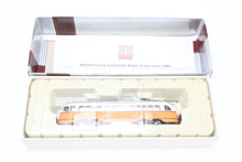 Load image into Gallery viewer, HO ConCor BER - Boston Elevated Railway PCC Streetcar 1936-1970 DCC Ready Factory Painted No. 3015
