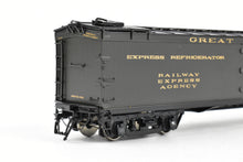 Load image into Gallery viewer, HO Brass Shoreham Shops GN - Great Northern 50 Foot Express Reefer FP #2116
