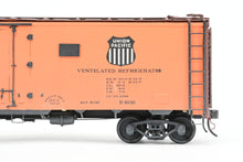 Load image into Gallery viewer, O Brass PSC - Precision Scale Co. PFE - Pacific Fruit Express 40’ Steel Reefer with Wood Roof Walk Circa 1945 CP No. 45683
