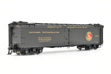 Load image into Gallery viewer, HO Brass Shoreham Shops GN - Great Northern 50 Foot Express Reefer FP #2033

