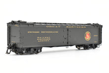 Load image into Gallery viewer, HO Brass Shoreham Shops GN - Great Northern 50 Foot Express Reefer FP #2033
