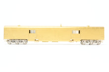 Load image into Gallery viewer, HO Brass Oriental Limited GN - Great Northern Streamlined &quot;Empire Builder&quot; 262 Baggage Skirted

