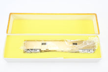 Load image into Gallery viewer, HO Brass Oriental Limited GN - Great Northern Streamlined &quot;Empire Builder&quot; 262 Baggage Skirted
