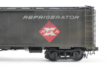 Load image into Gallery viewer, O Brass PSC - Precision Scale Co. REA - Railway Express Agency 50&#39; Ice Reefer Custom Painted No. 6100
