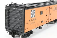 Load image into Gallery viewer, Gauge 1 - 1:32nd Scale Brass Row &amp; Company ATSF - Santa Fe SFRD RR-27/33 Refrigerator Car, Factory Painted "El Capitan", No. 34854
