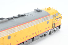 Load image into Gallery viewer, HO Athearn Genesis MILW - Milwaukee Road EMD FP7 Freight FP No. 100-A
