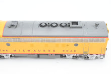 Load image into Gallery viewer, HO Athearn Genesis MILW - Milwaukee Road EMD FP7 Freight FP No. 100-A

