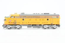 Load image into Gallery viewer, HO Athearn Genesis MILW - Milwaukee Road EMD FP7 Passenger FP No. 104-A
